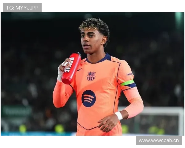 姆巴佩拎着塑料袋从一排豪车里走出来，笑得像回家吃糖的孩子，反差让我有点无语