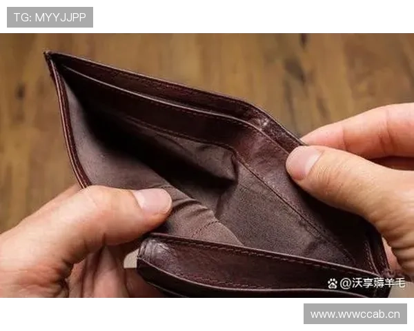 梁伟铿赛场外居然这么会花钱？看他钱包厚度我都怀疑生活费从哪来